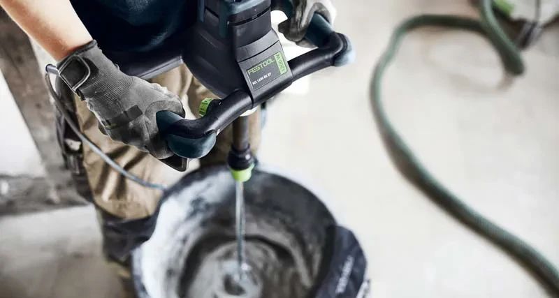 Festool Rührwerk beim Anmischen von Material in einem Eimer auf der Baustelle.