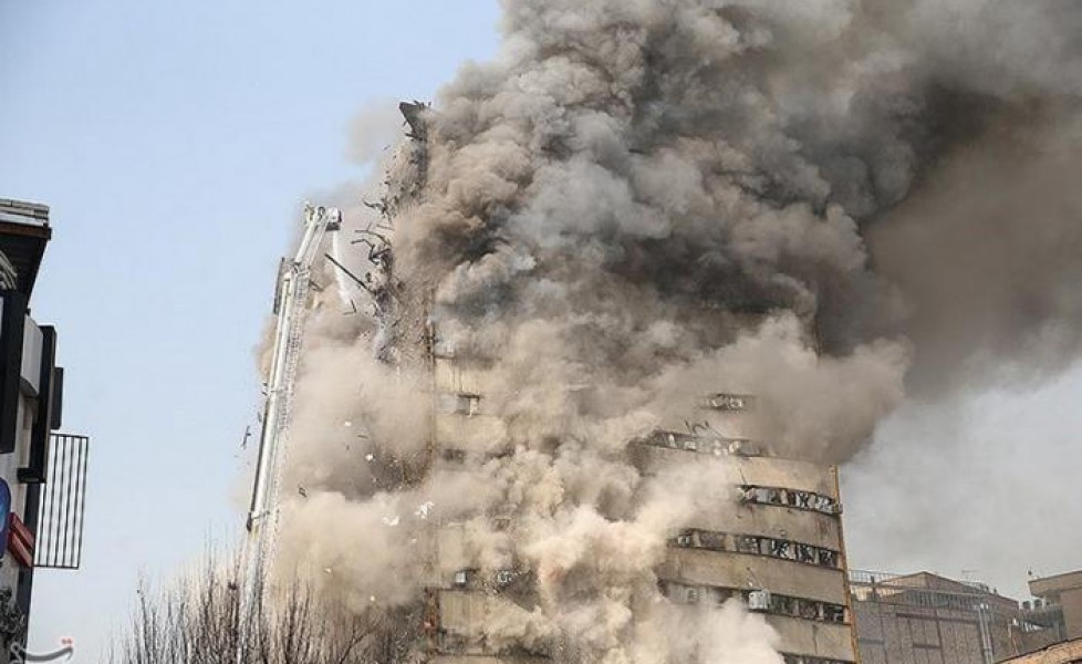 Teheran, grattacielo crolla dopo incendio: 30 morti