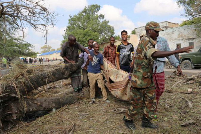 https://s3-eu-west-1.amazonaws.com/cdn.thepostinternazionale.it/files/uploads/attentato-al-shabaab-porto-mogadiscio-somalia-orig_main.jpg