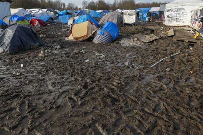 Incendio devasta campo migranti nel nord della Francia: forse causato da scontri Incendio devasta campo migranti nel nord della Francia: forse causato da scontri
