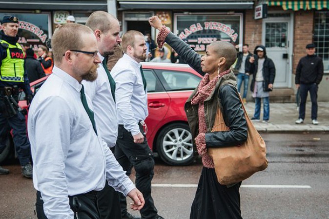 Svezia, una donna sfida 300 neonazisti
