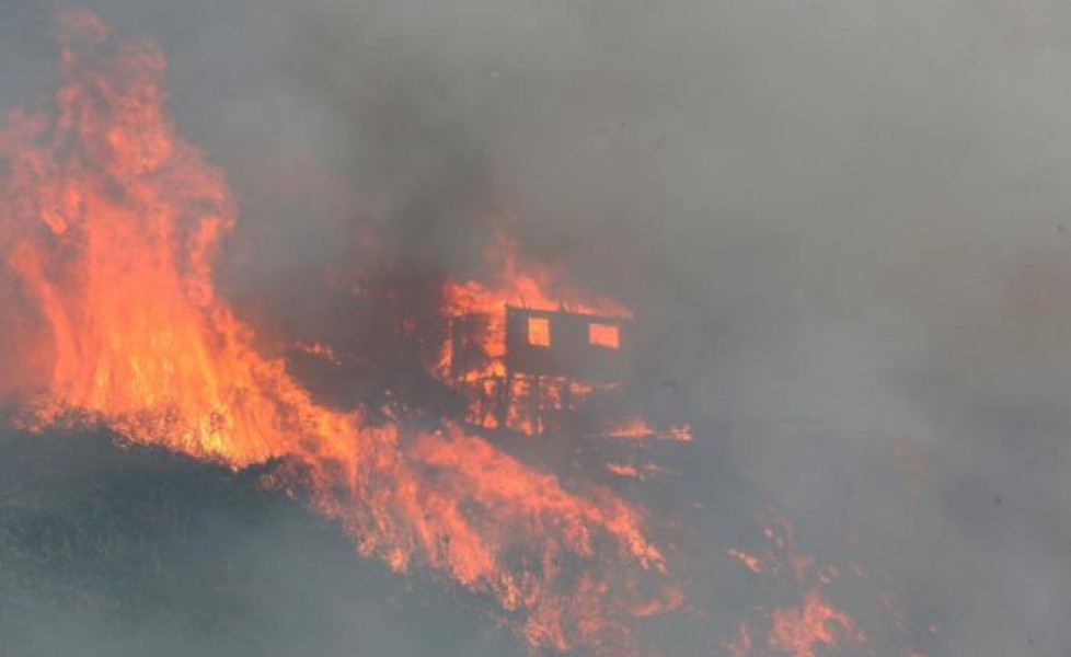 Cile, grande incendio a Valparaiso: 19 feriti, a fuoco almeno cento case