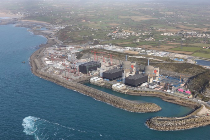 Francia, esplosione nella centrale nucleare di Flamanville: rientrato l'allarme Francia, esplosione nella centrale nucleare di Flamanville: rientrato l'allarme