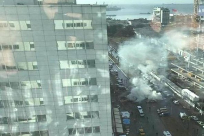 Autobomba in Turchia, esplosione davanti tribunale Smirne: terrorista in fuga