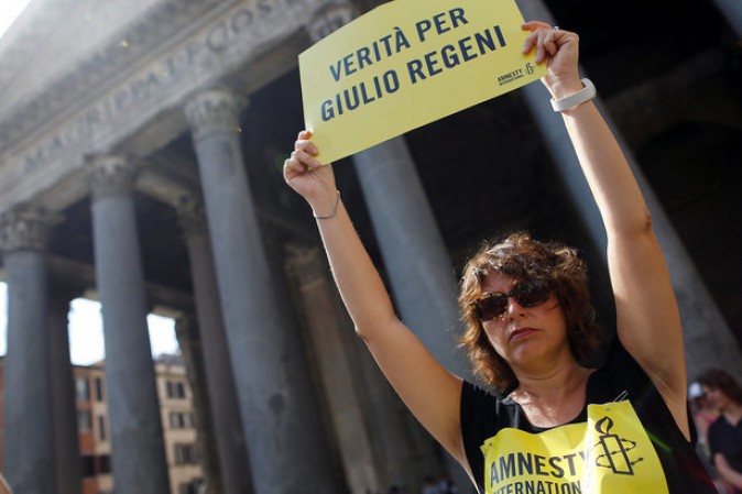 Il video inedito di Regeni girato di nascosto dal capo degli ambulanti