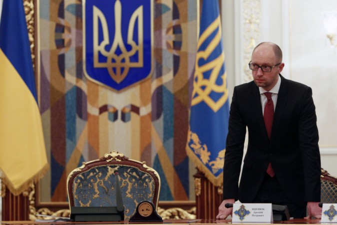 Abbandonato da tutti, si dimette premier ucraino Yatseniuk
