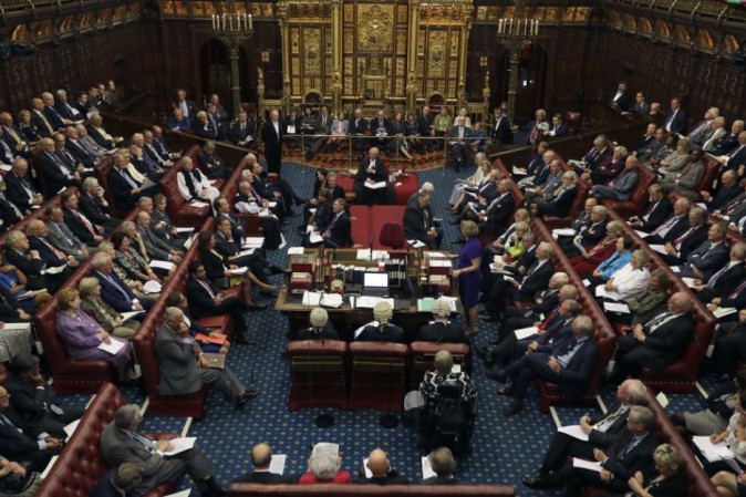 Brexit a rischio? Schiaffo del Parlamento a Theresa May, sterlina buca $1,22