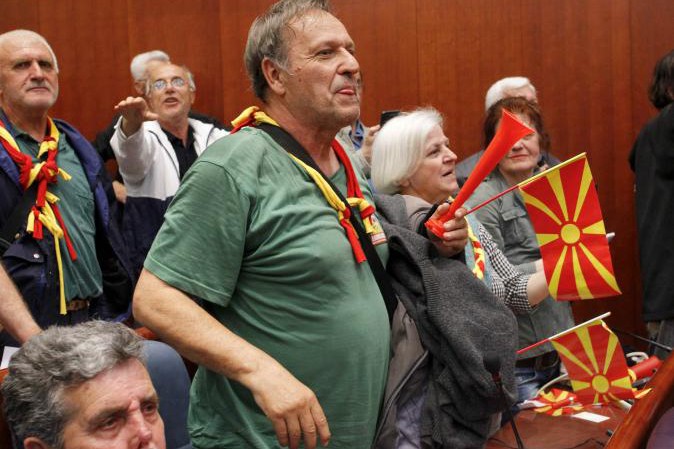 Macedonia, manifestanti assaltano il parlamento