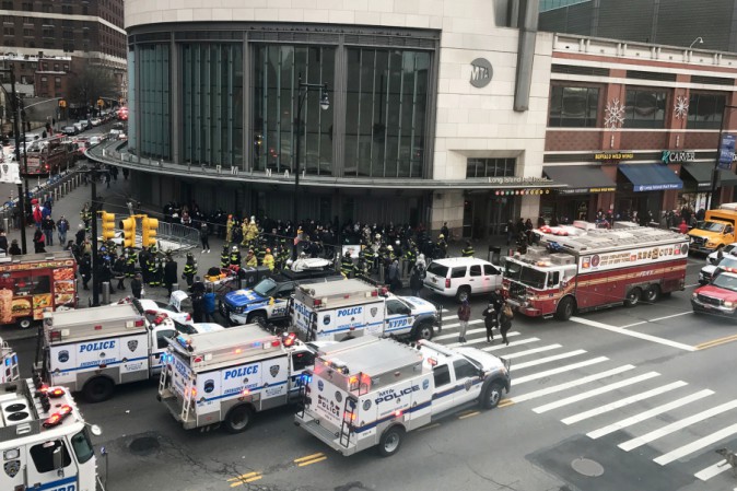 https://s3-eu-west-1.amazonaws.com/cdn.thepostinternazionale.it/files/uploads/treno-pendolari-deragliato-brooklyn-new-york-orig_main.jpg