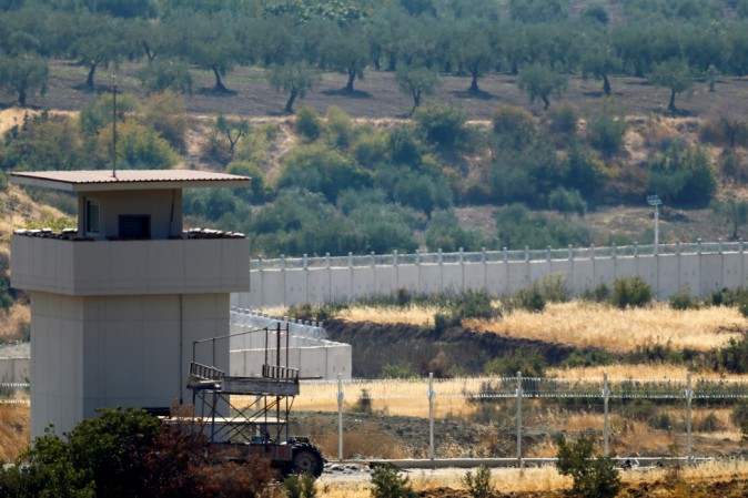 La Turchia sta costruendo un muro lungo i 900 chilometri del confine con la Siria