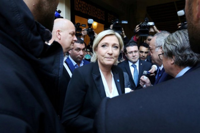 Marine Le Pen rifiuta il velo per incontrare il gran muftì