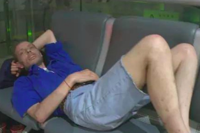 Aspetta la fidanzata per dieci giorni all'aeroporto: ricoverato