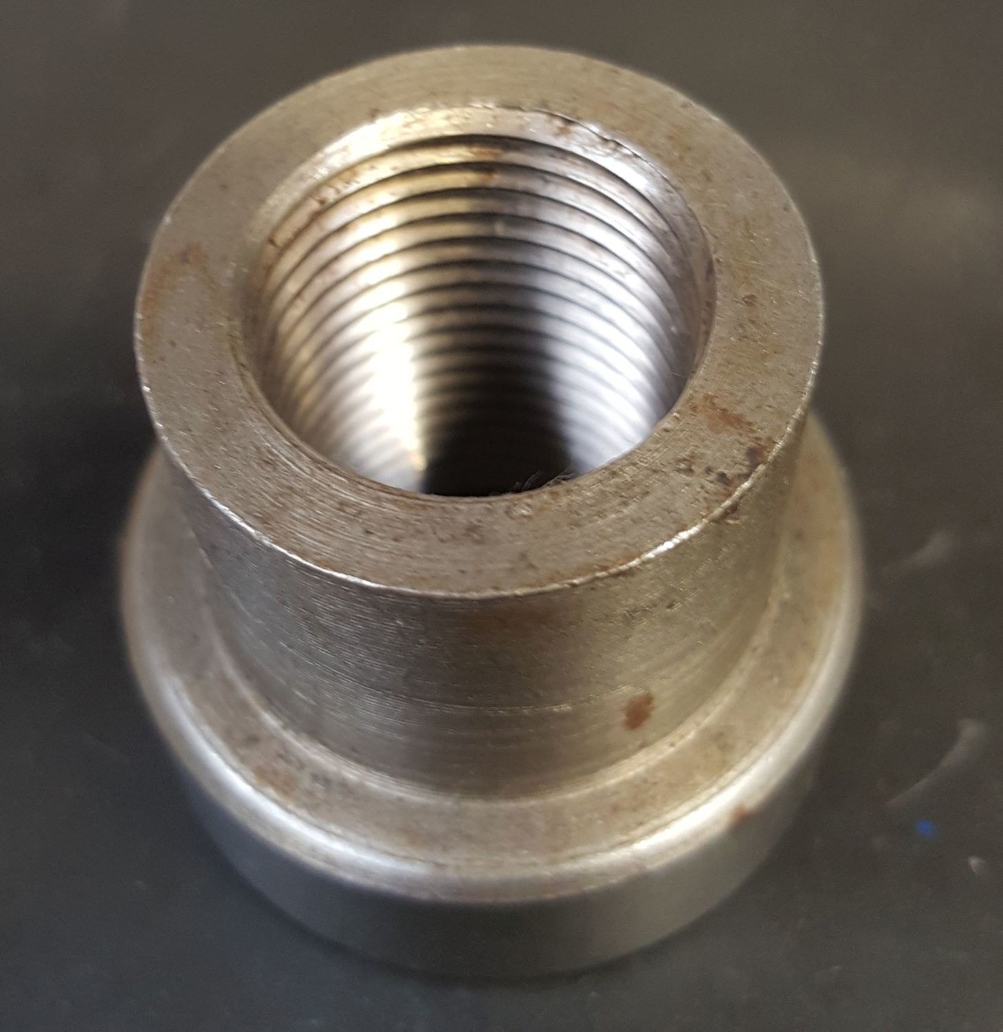 Round internally threaded nuts