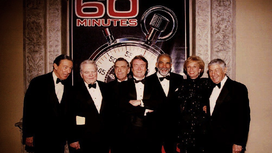 Mike Wallace posa con otros famosos y el editor de 60m Min utos Don Hewitt