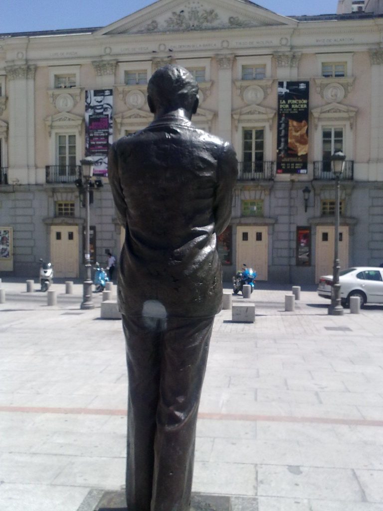 La estatua de Federico García Lorca, esta vez manchada de pintura
