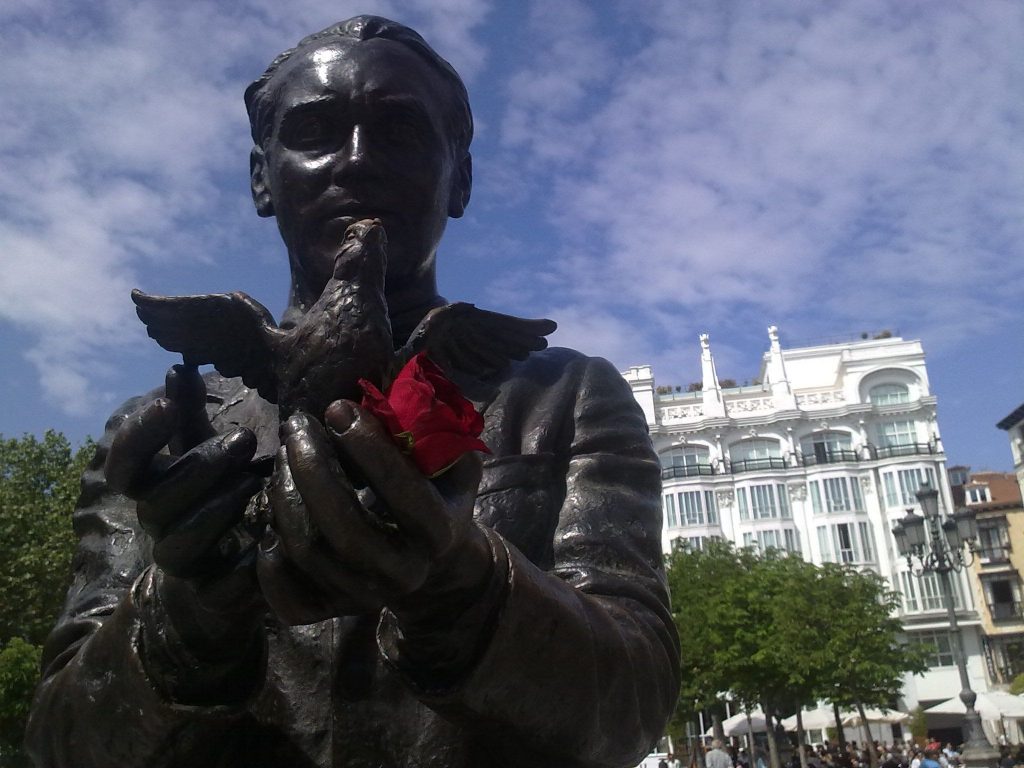 01052010024 Una rosa marchita en las manos de Federico García Lorca
