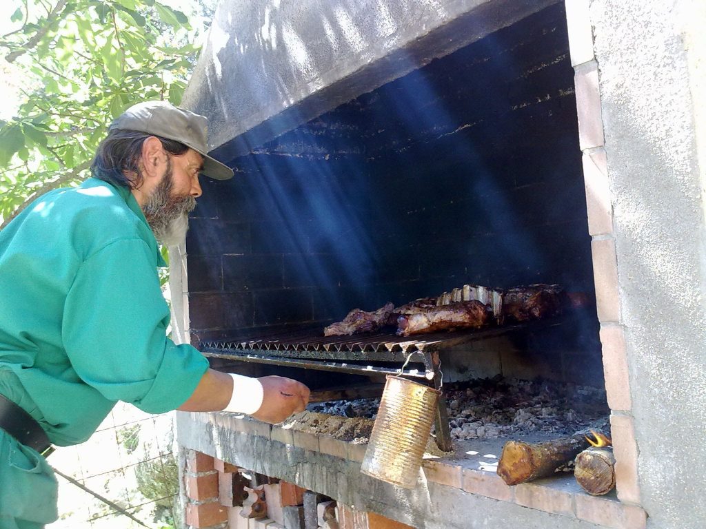 Ek gran Martín, filósofo de la vida y la parrilla, en acción.