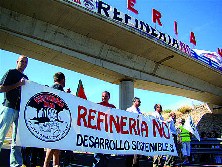 Una de las manifestaciones organizadas por los ecologistas e Izquierda Unida en contra de la Refinería.