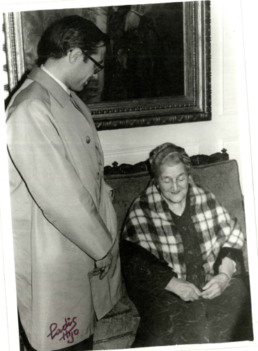 En Córdoba con doña Angustias Sánchez Martínez, la madre de Manolete.
