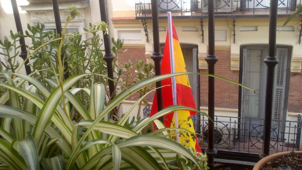 2012-10-12 12.31.30 la bandera española en mi ventana