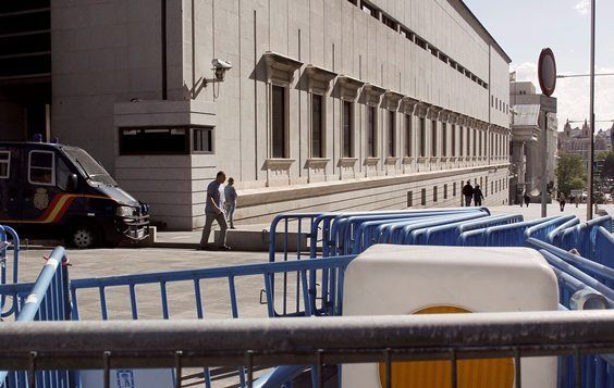 Las vallas azules que parapetean el Congreso desde hace un mes.
