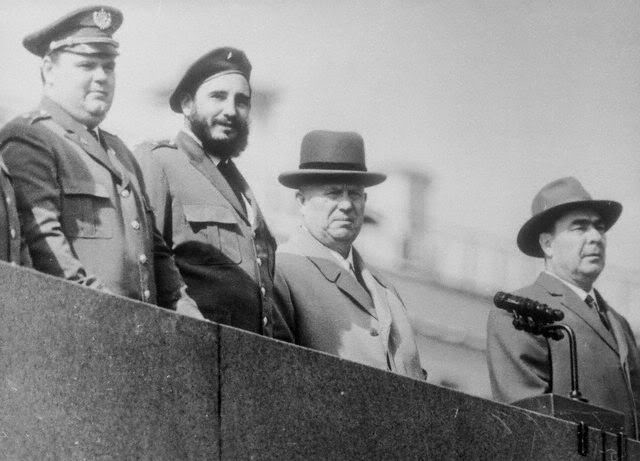 El cubano Fidel Castro, junto a. Nikita Khrushchev; Leonid Brezhnev y A. Mikoyan