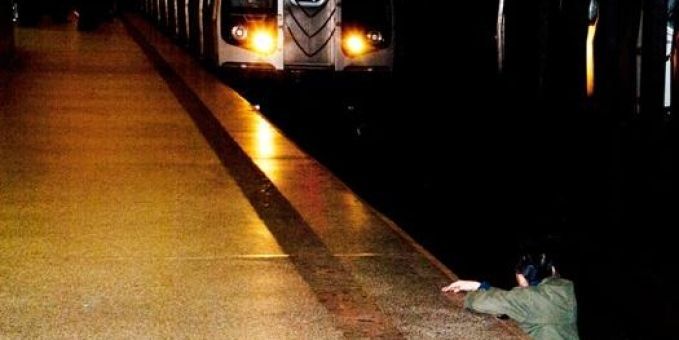 Esta es la imagen que despertó la polémica entre lectores del “New York Post”, quienes reclaman que el fotógrafo haya tenido tiempo de registrar la escena pero no de ayudar a la víctima
