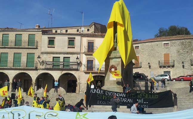 la estatua de Pizarro cubierta por la acción ecologista