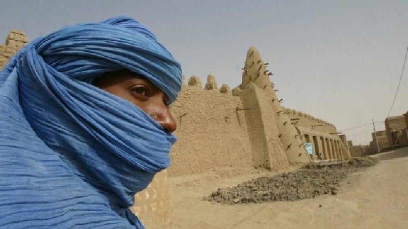 Un tuareg posa frente a Tumbuctú en Mali