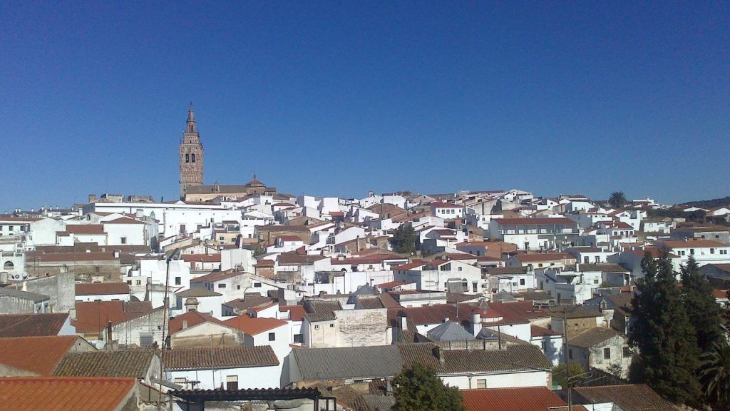Al fondo, la Iglesia de San bartolomé