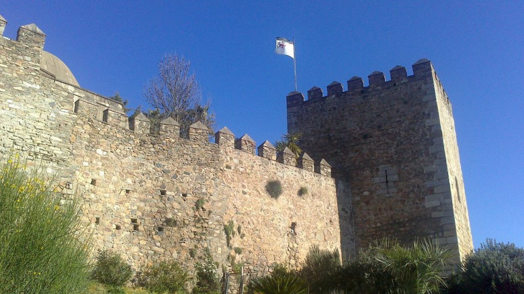 la bandera del Temple en lo alto de la Torre Sangrienta en la Alcazaba.