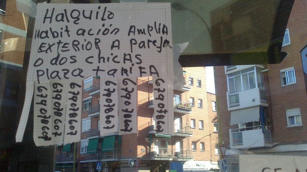 Anuncio público en Carabanchel.