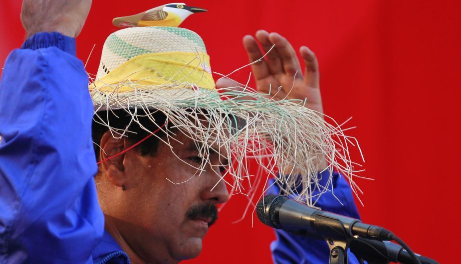 Maduro con sombrero y el pajarito de la maldad