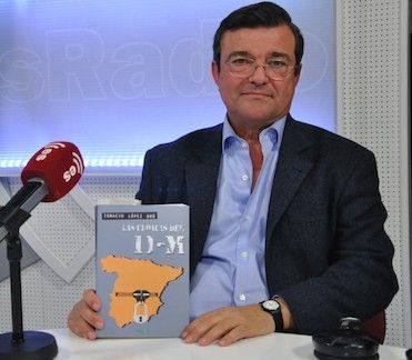 Ignacio López Brú muestra su libro en los estudio de Es Radio