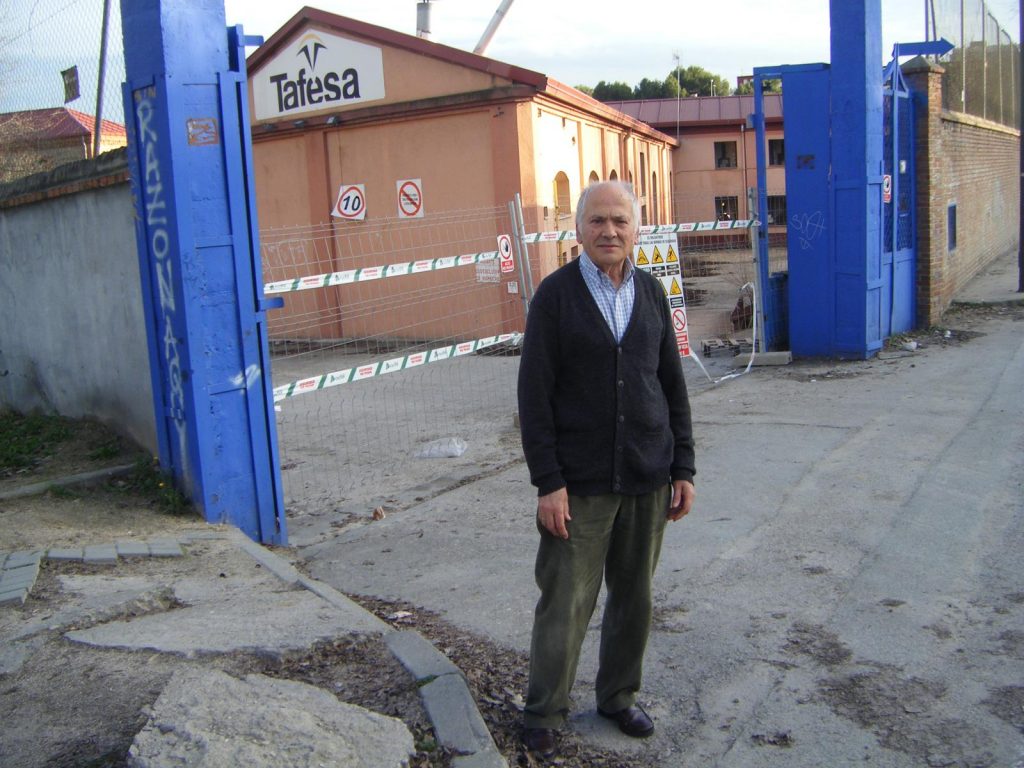 Carlos Sánchez de Roda junto a los talleres de TAFESA