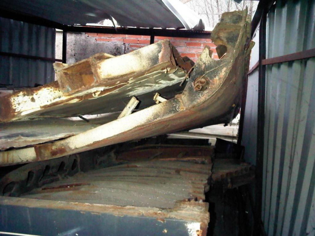 Foto 8.- Chapas deformadas y oxidadas amontonadas en el interior del cobertizo