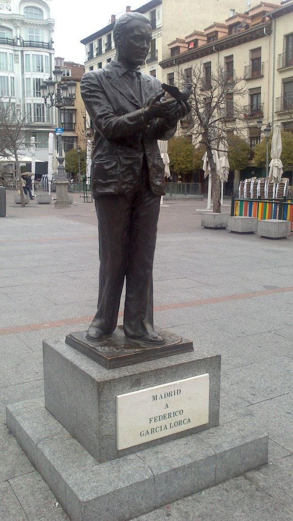 la estatua de Lorca en la Plaza de Santa Ana.