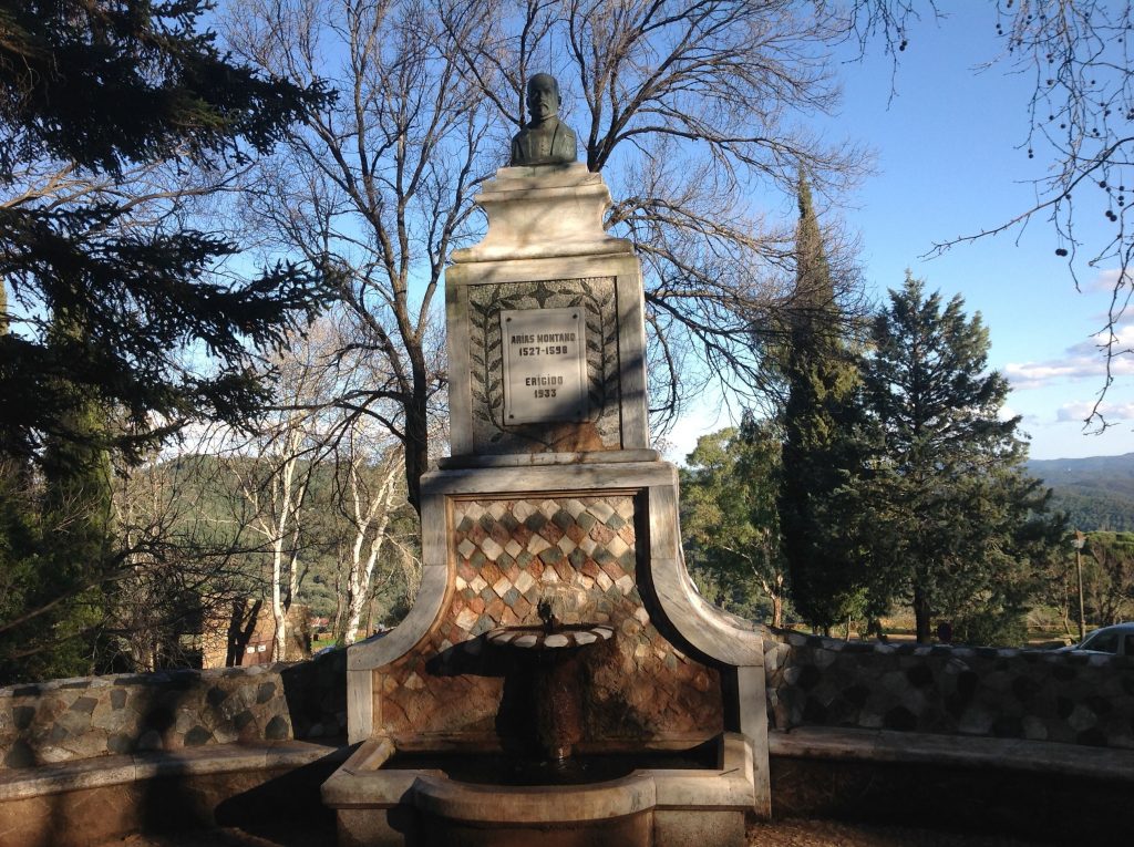 Monumento a Benito Arias Montano