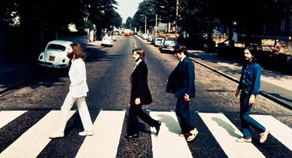 Paul McCartney, Ringo Starr, John Lennon y George Harrison caminando de derecha a izquierda en sentido contrario al que sale en el disco