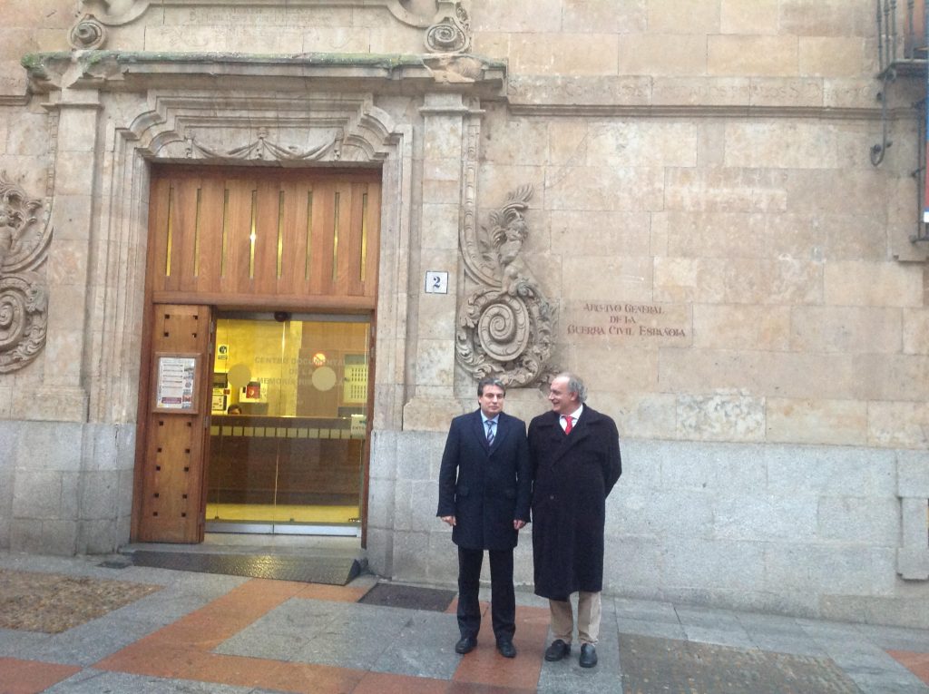 Con Policarpo Sánchez de paseata por el Archivo de Salamanca