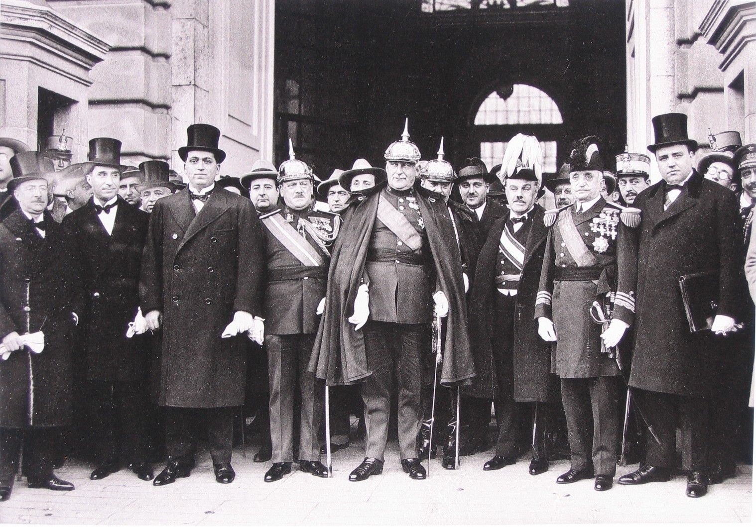primer-directorio-civil-a-la-entrada-del-palacio-real-diciembre-1925-alfonso-xiii-ep