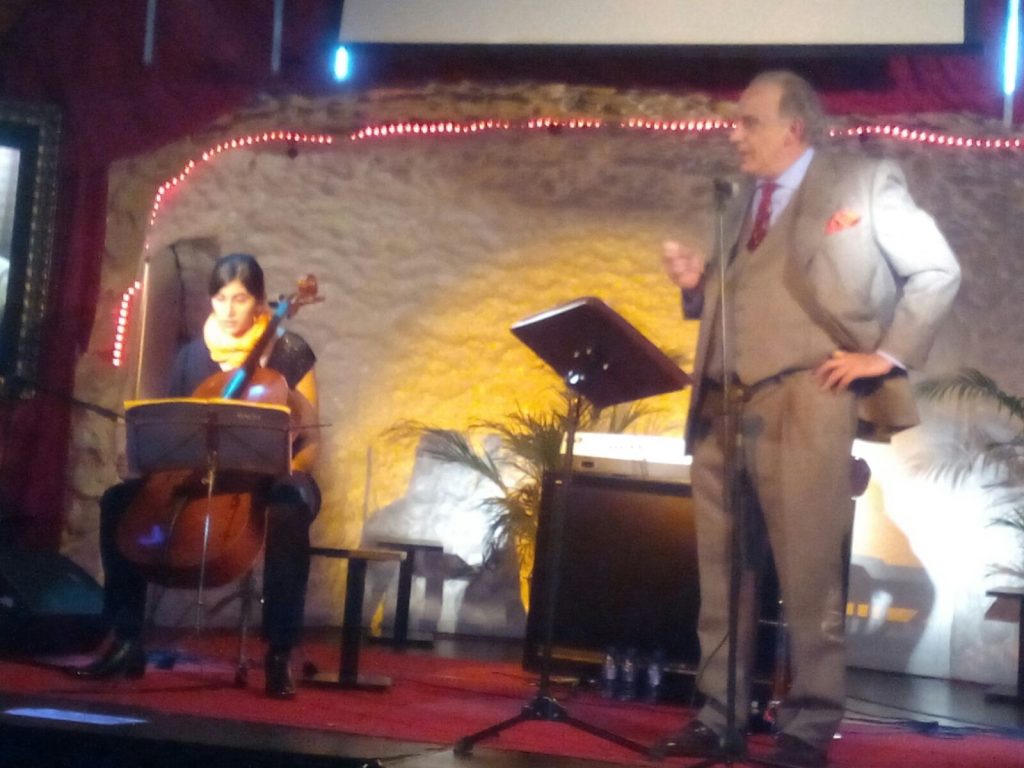 Un momento de la intervención de Manuel Artero en la Sala Polana en la Gala Benéfica organizada por Antonio Momzón