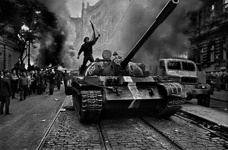 los-tanques soviéticos invaden Praga. Agosto 1968. Magnum