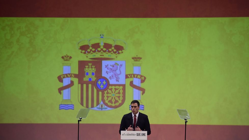 Sánchez ante la bandera española