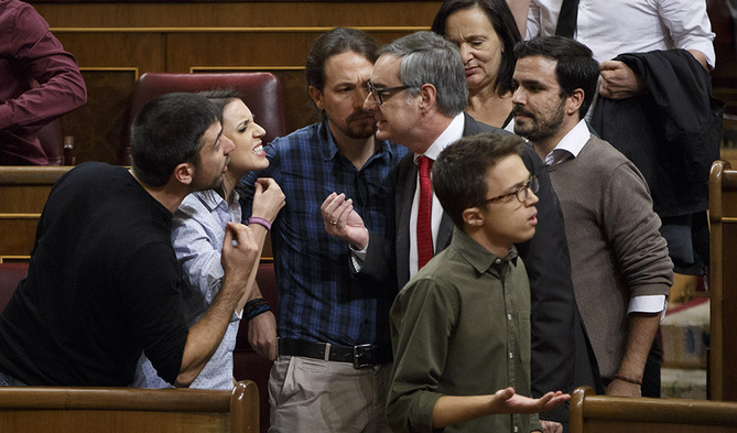 Alberto Di Lolli 29/10/16, Madrid. Congreso de los Diputados. Sesion de investidura de Mariano Rajoy como Presidente del Gobierno. En la imagen, bronca entre los diputados de Podemos y el diputado de Ciudadanos,Villegas.