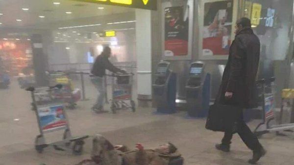 Extraña ver q ese hombre que pasa con su maletín y su abrigo mire a otro hombre tirado en el suelo y no le ayude