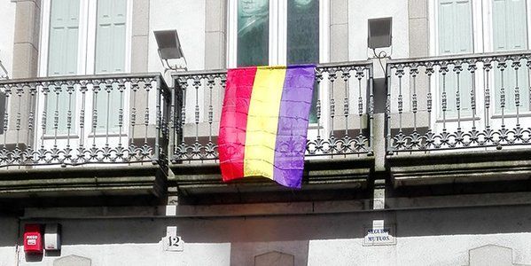El Ayuntamiento de La Coruña coloca una bandera republicana en un edificio público