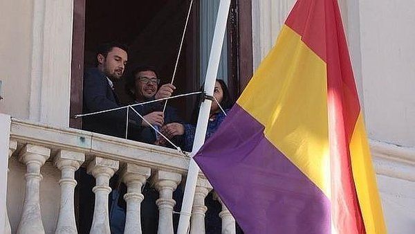 Kichi también iza la bandera republicana en el Ayuntamiento de Cádiz
