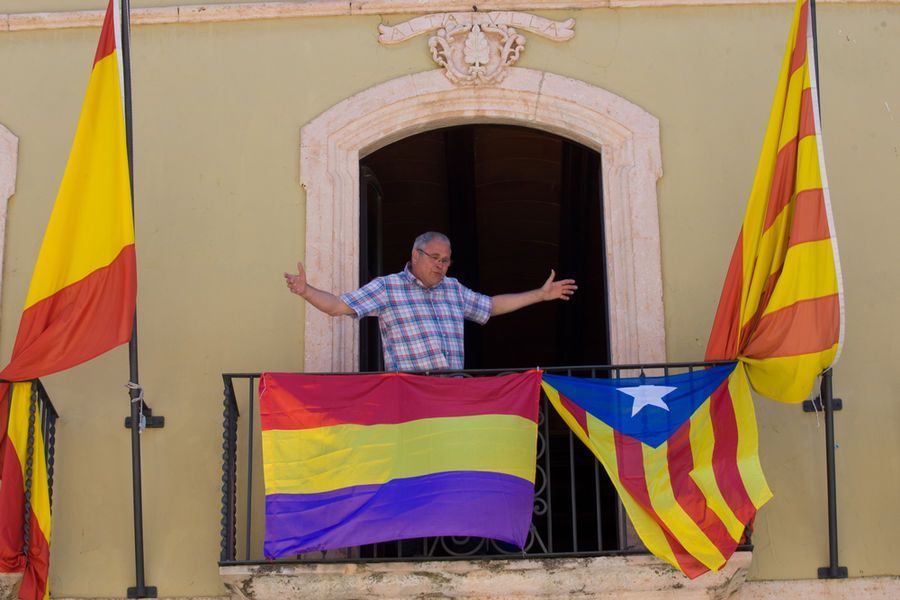 Otra bandera de la II república en un Ayuntamiento español