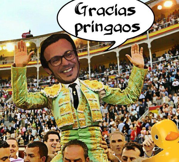 Er Kichi saliendo del pleno municipal